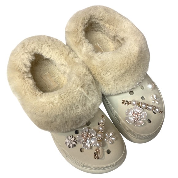 CROCS Women's Fuzzy Faux Fur Winter Lined Clogs Removable Charms Slippers Size 9 - Picture 2 of 11
